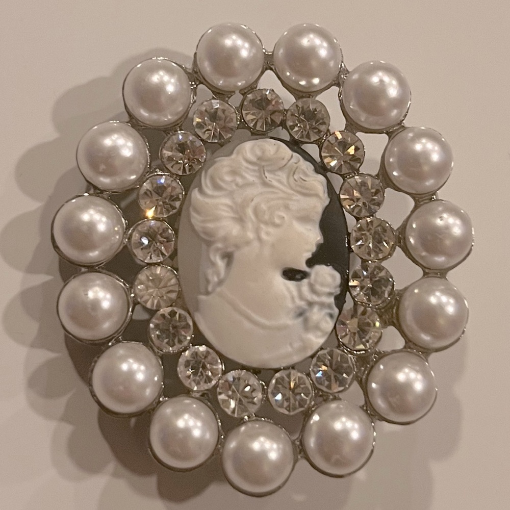Old Vintage Black & White Pearl & Rhinestone Cameo Pearl Necklace Separator